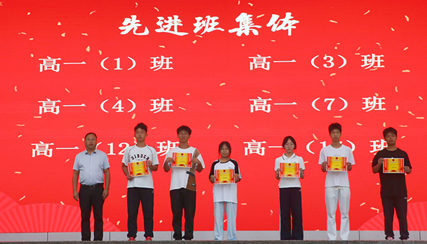 宜宾市一曼中学校：少年锋芒凝方阵 一曼脊梁铸训场_fororder_表彰先进班集体