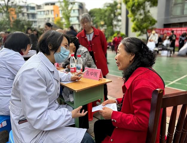 内江卫健开展重阳节系列活动 守护“最美夕阳红”_fororder_义诊现场-供图-内江市卫生健康委员会