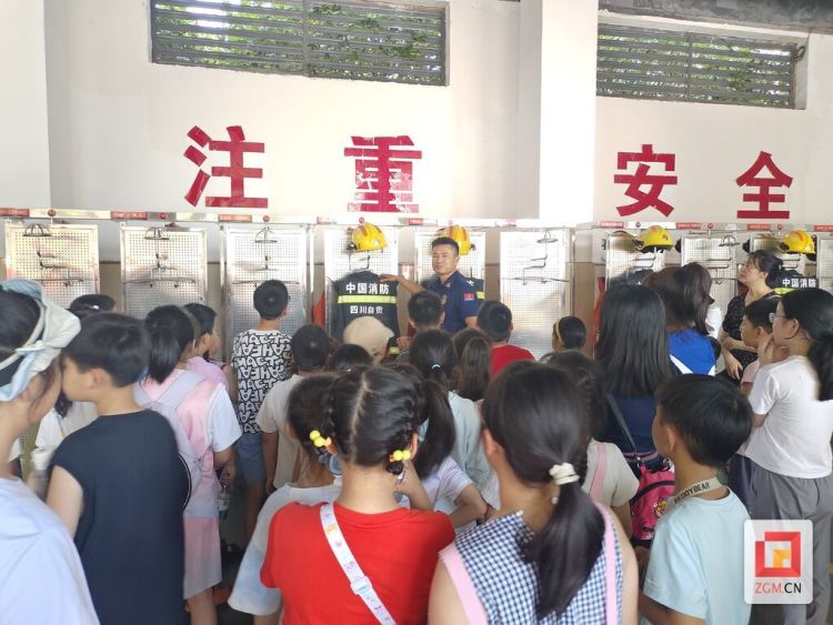 自贡高新区胜景社区：青少年沉浸式体验消防“新武器”