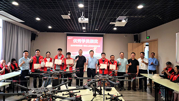 宜宾市翠屏区成功举办全市首期新型职业工种“无人机驾驶员”职业技能培训班_fororder_优秀学员颁奖现场