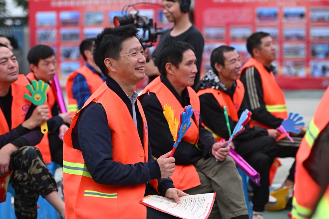 四川省总工会“送文化到基层”活动走进中铁二局大北区项目