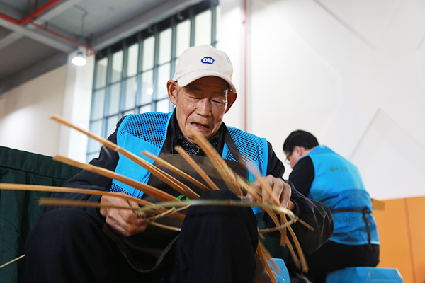 泸州纳溪：竹间争锋“编织”百亿产业新蓝图_fororder_图为参赛选手正在制作竹编。--张玉龙-摄