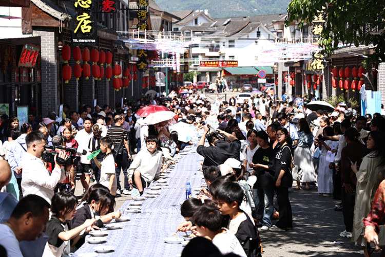 宜宾长宁连续四年跻身中国县域旅游竞争力百强_fororder_千人凉糕宴-供图-长宁县融媒体中心