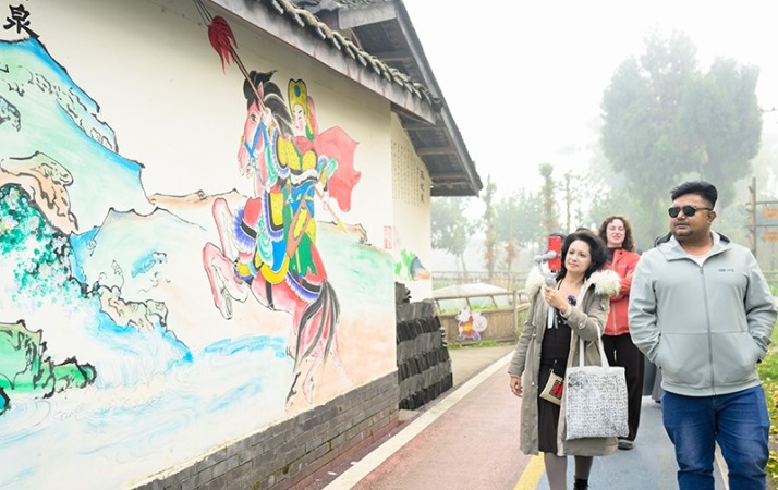 被绵竹年画村美到 国际主播网红做年画 直呼“文化魅力拉满”