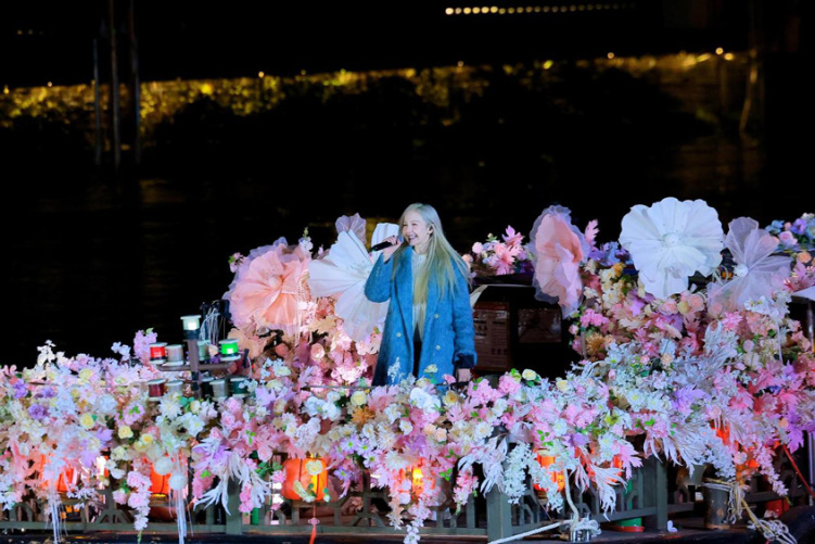 “大唐顶流”李白与“春熙顶流”春熙六宝上演跨时空惊喜联动_fororder_“I-AM-HERE春熙-锦江不夜天”水上直播间-供图-成都兴锦商投公司