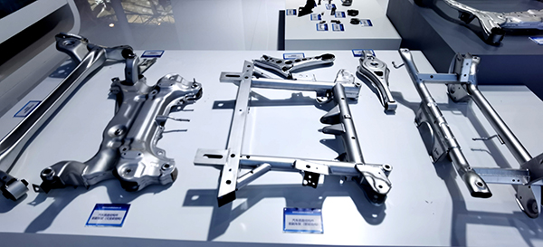 70件“宜宾造”产品亮相第十一届成都国际汽车零配件及售后服务展览会_fororder_“宜宾造”产品-摄影-高学兵5