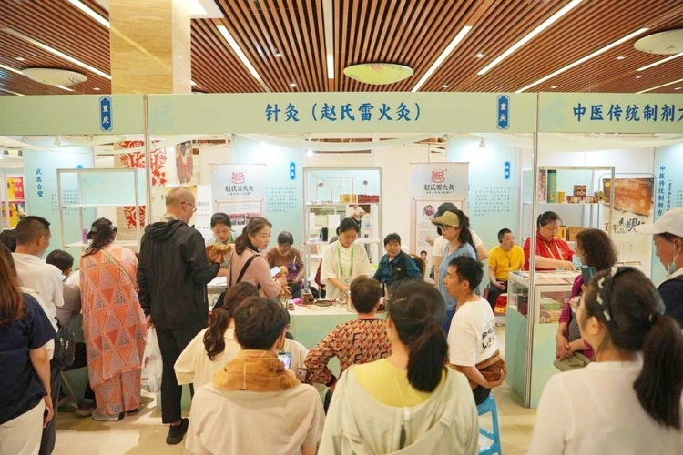 老外被正骨“征服” 成都非遗节中医火到“出圈”
