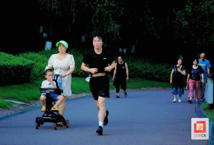 【图赏盐都】暮色中的南湖公园