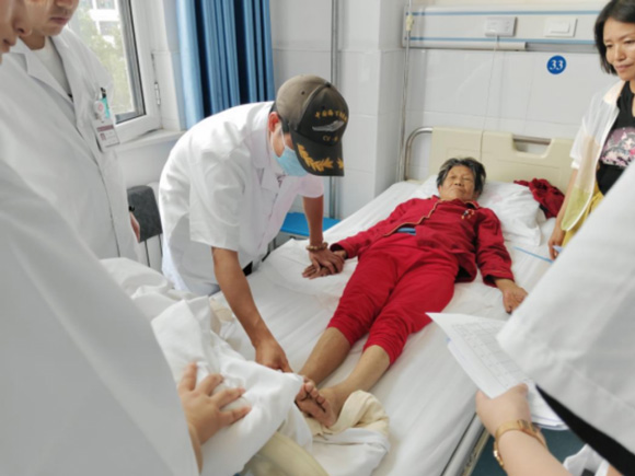 Lasted a week, Dr. Lin Mingxin launched the Ningxia Medical Aid Mission_fororder_林明欣在灵武市中医医院肿瘤科进行教学查房