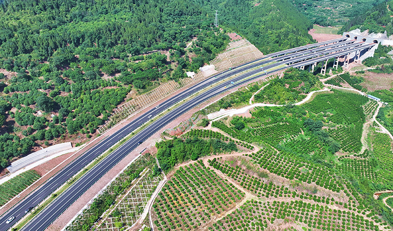 眉山仁寿：路网畅通 发展加速_fororder_2025年6月15日，航拍四川省眉山市仁寿县大化镇天府大道二峨山段。-03-(2)