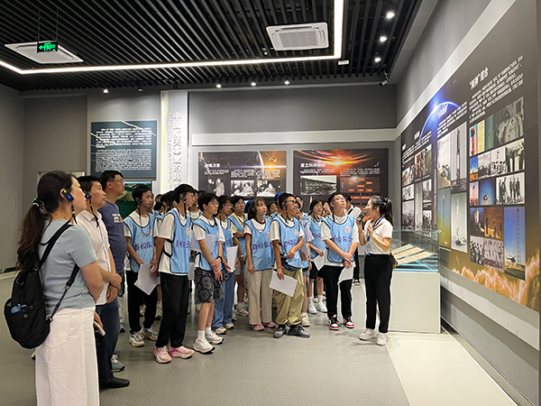 宜宾市一曼中学校：“一曼班”走进哈尔滨工业大学 沉浸式感受航天魅力_fororder_航天馆聆听讲解-摄影--李云春1