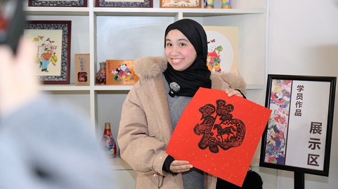 执笔绘吉祥 国际主播网红体验“农闲握笔头”