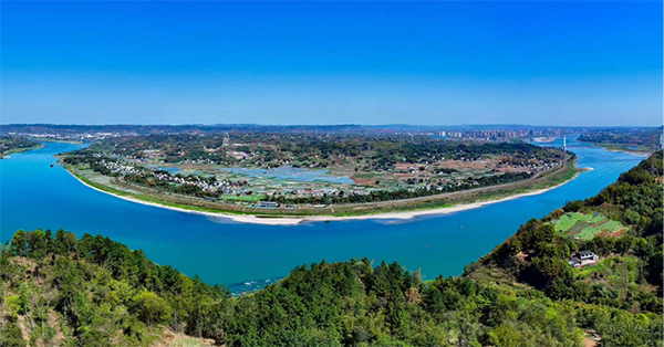 宜宾人游宜宾之“欢乐梦想地 当燃最南溪”南溪区2025文旅促进活动启动_fororder_长江从南溪穿城而过，形成“长江第一湾“生态美景-摄影-肖岚心