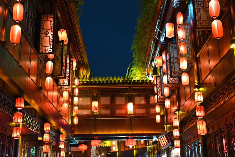 在武侯祠大街品三国文化 鉴成都千年历史
