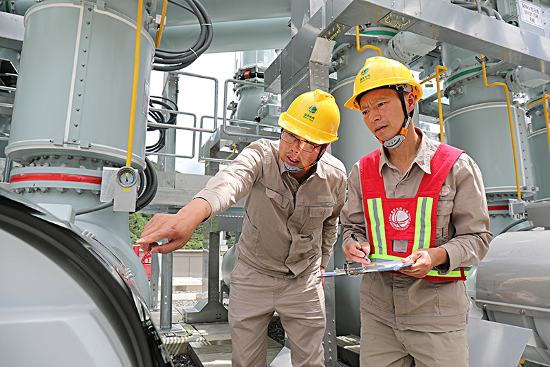 四川电网13项迎峰度夏保供重点工程全部投运_fororder_国网四川超高压公司运维人员对巴拉水电站500千伏送出工程500千伏巴马线开关进行投运前的检查。（王志奇