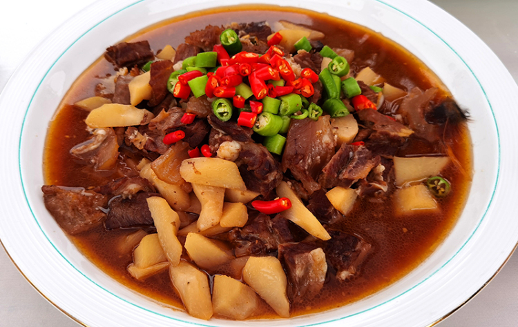 2025宜宾美食荟暨筠连县第四届筠州美食文化季活动启幕_fororder_黄精烧黄牛肉-摄影-何芳