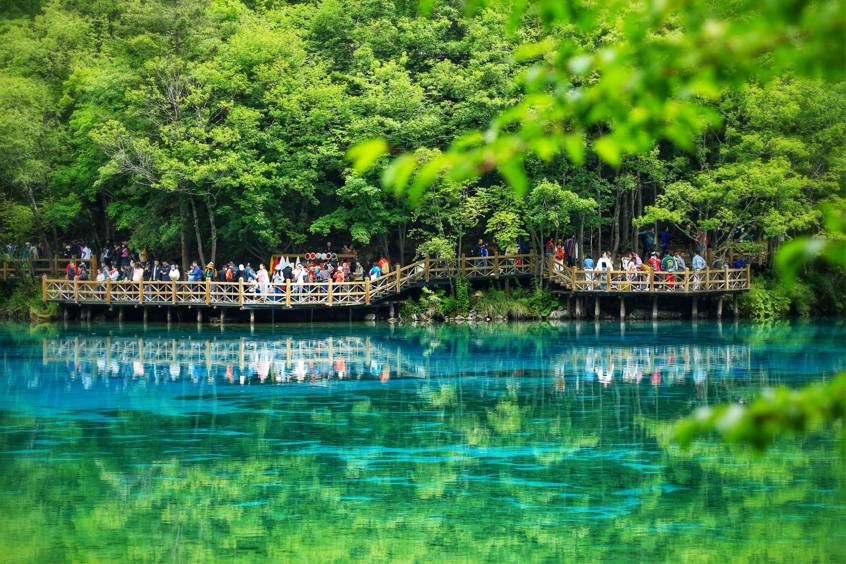 九寨沟景区“智慧管理”升级 解锁五一“畅游密码”_fororder_景区内人流如织 供图 九寨沟景区管理局