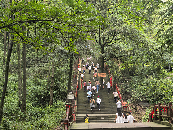 眉山市丹棱县2025年老峨山六月六朝山会开幕_fororder_游客登山祈福