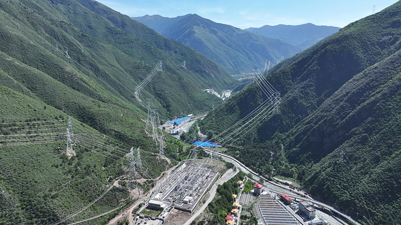 四川电网13项迎峰度夏保供重点工程全部投运_fororder_巴拉水电站500千伏送出工程建设现场。（尤琅