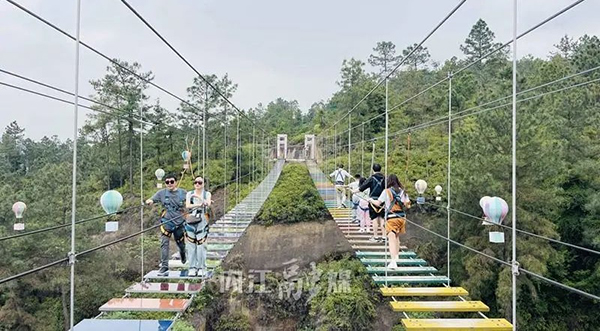 “五一”假期内江接待游客290多万人次_fororder_游客体验步步惊心网红桥
