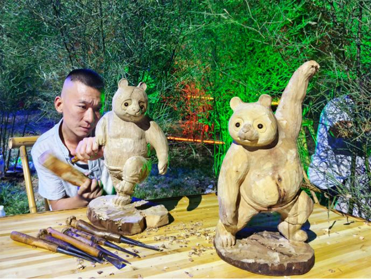 “雅安之夜”绽光彩 “雅雅”“安安”带您逛“天府之肺”