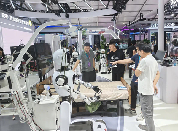 成都“温江造”康养机器人亮相2025世界机器人大会_fororder_展览现场-供图-成都市温江区委宣传部