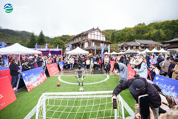 第二十三届四川光雾山国际红叶节“客从远方来 AI上光雾红”科技嘉年华举行_fororder_图片-4