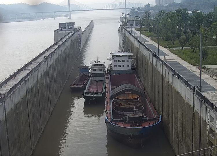 岷江犍为航电枢纽首次通过4000吨级船舶_fororder_船舶通过岷江犍为航电枢纽船闸-供图-四川港投集团