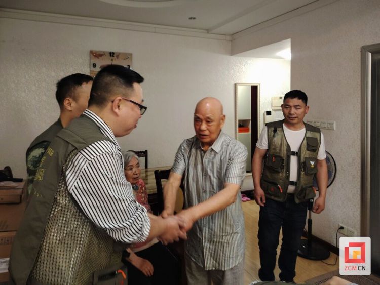 自贡高新区：“白鸽”飞上门 为91岁老兵排忧解难