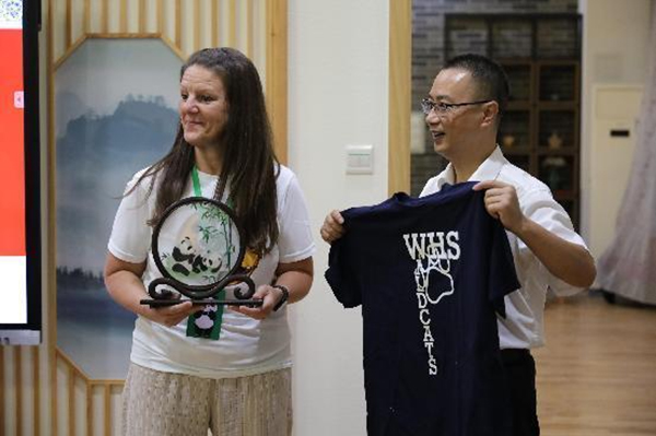 美国高中生走进成都青羊校园 沉浸式体验中国非遗魅力_fororder_图片-2