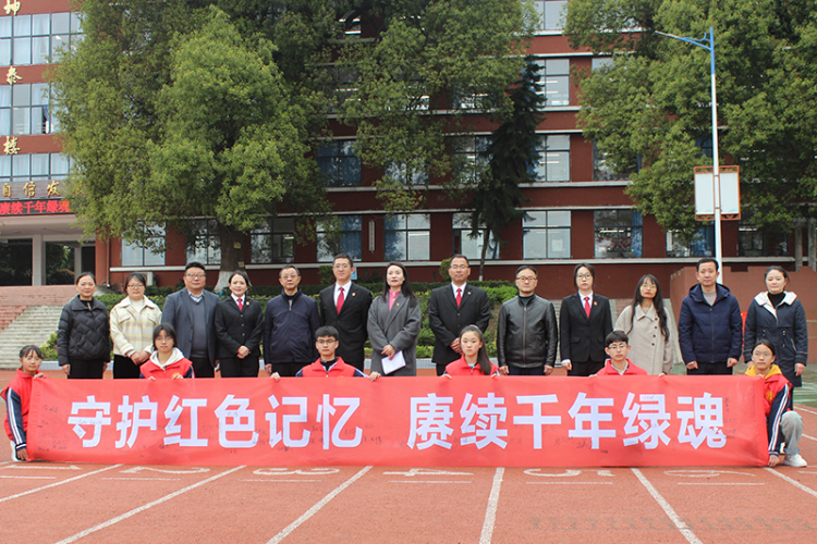古树保护宣讲与挂牌仪式在宜宾市一曼中学校举行_fororder_合影留念-供图-宜宾市一曼中学校