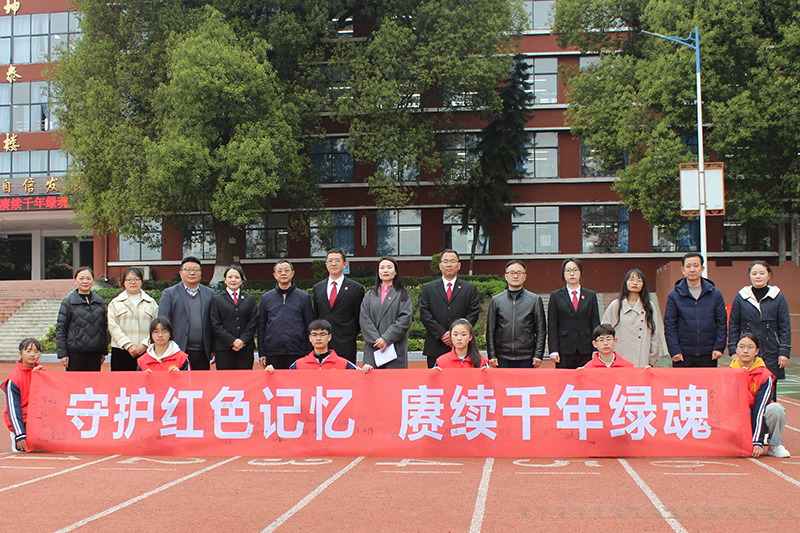 古树保护宣讲与挂牌仪式在宜宾市一曼中学校举行_fororder_合影留念-供图-宜宾市一曼中学校