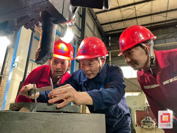全国劳动模范董胜：精益求精铸匠魂 “铁人”车工水平高