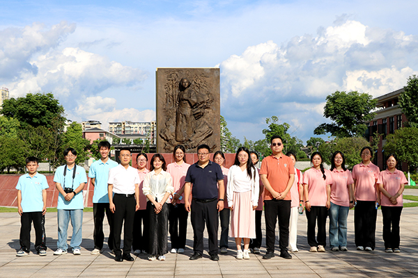 宜宾市一曼中学校：校际联动传薪火 共话育人新蓝图_fororder_合影留念-摄影-陈国峰