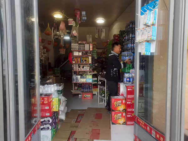搬出大山天地宽——悬崖村村民的五年新生_fororder_吉克木果整理货物-摄影-冯巧凤