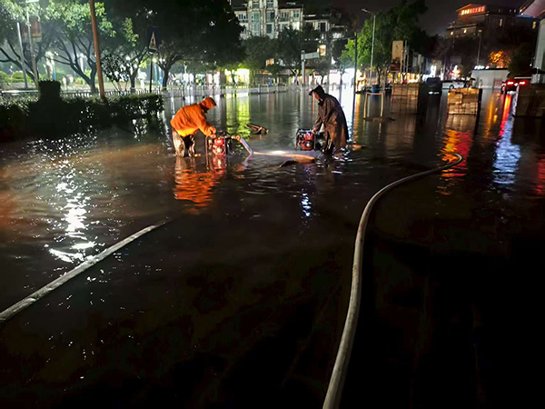 暴雨夜袭宜宾长宁 多方联动筑牢“安全防线”_fororder_抢险现场-供图-长宁县融媒体中心