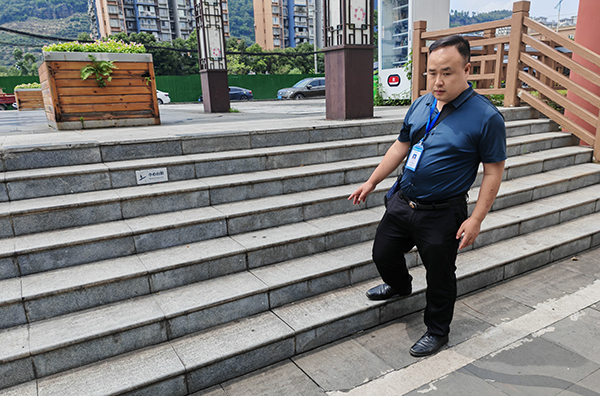 宜宾翠屏区残联开展无障碍环境建设督导活动_fororder_检查公园出入口-供图-翠屏区残联