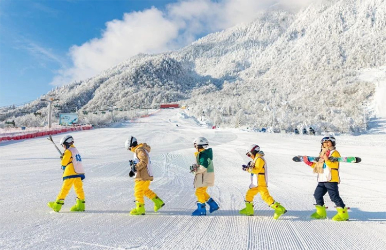 图片默认标题_fororder_游客在西岭雪山滑雪-供图-大邑县委宣传部