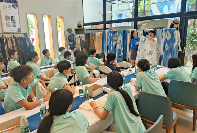 美国华裔青少年走进德阳高槐村 沉浸式体验非遗扎染魅力_fororder_未标题-6