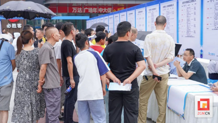 自贡高新区 ：510人在红旗街道现场招聘会上达成初步就业意向