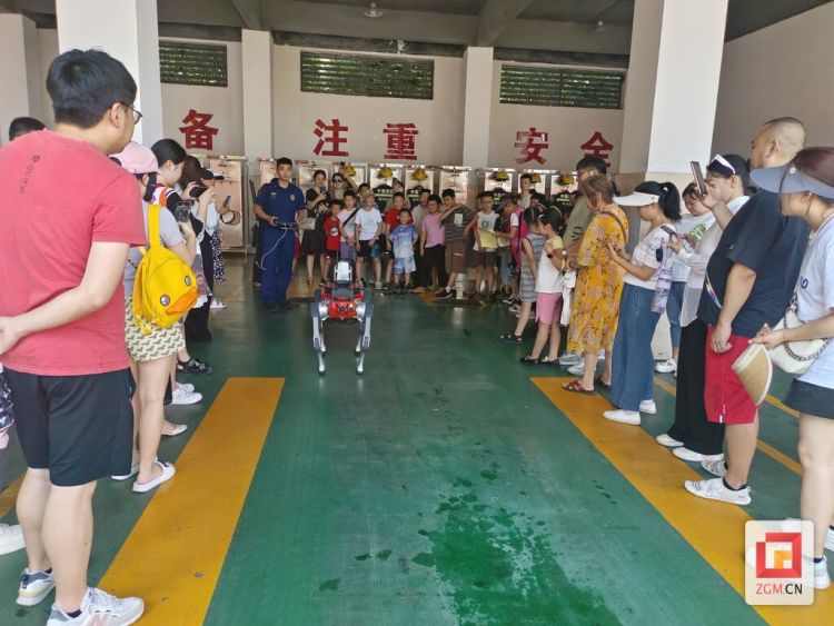 自贡高新区胜景社区：青少年沉浸式体验消防“新武器”