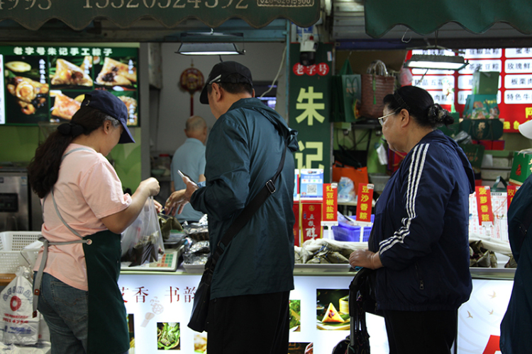 Chengdu’s Zongzi Street Opens with Festive Fervor_fororder_消费者在购买粽子 摄影 潘欢欢