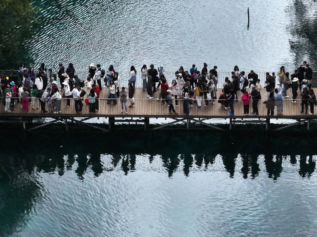 突破600万 九寨沟景区游客接待量创40年历史新高_fororder_九寨沟游客如织 供图 九寨沟景区