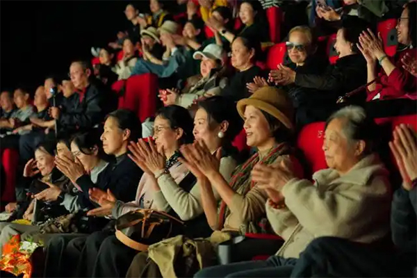 歌声致敬重阳 成都市重阳节老年合唱展演银幕首秀感动全城_fororder_未标题-2