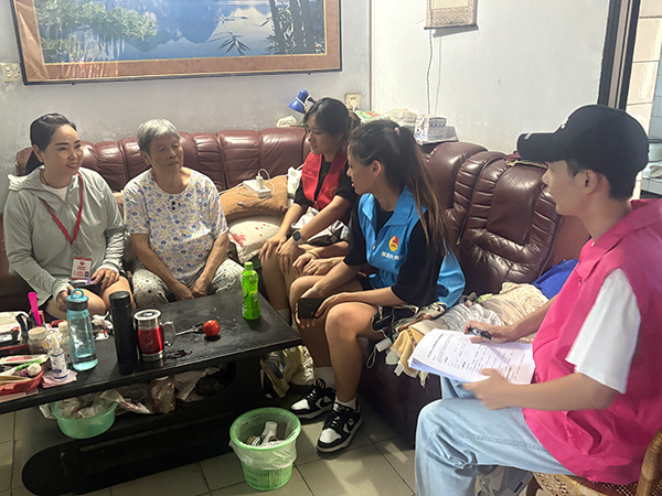 宜宾翠屏区西郊街道：青春暖夕阳 志愿传温情_fororder_志愿者与老人唠家常-供图-西郊街道办