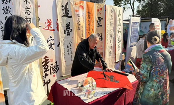 内江开展敬老活动超100场 近万名群众参与_fororder_书法活动现场-供图-内江市融媒体中心