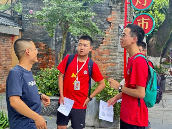 宽窄巷里的“青春讲解团” 青羊少年邀世界共赴世运之约_fororder_图片-2
