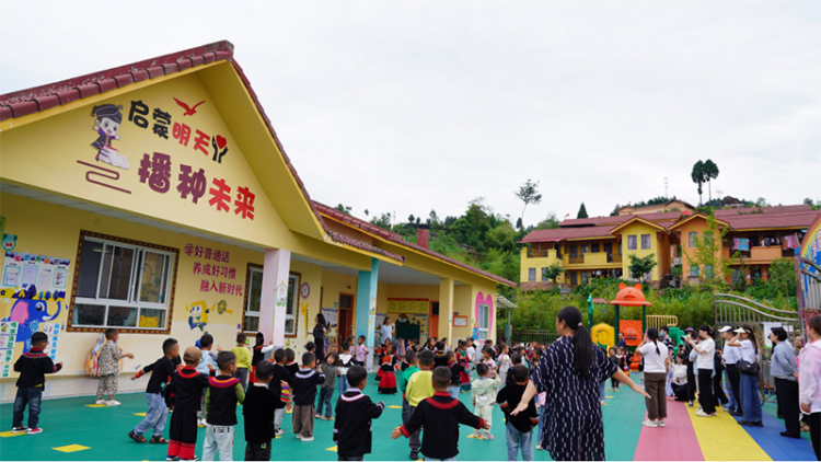 普通话进课堂 刺绣出深山——四川绘就民族团结进步新画卷_fororder_未标题-1