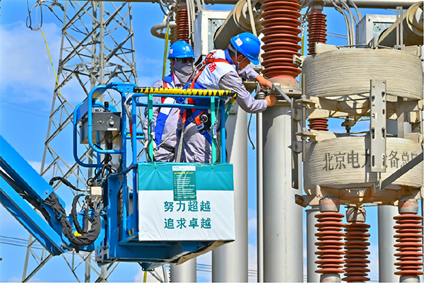 四川电网春季检修进行时_fororder_6.5月7日，在四川省凉山州锦屏±800千伏特高压换流站，国网四川送变电公司检修人员正在解除直流场设备引线，做好电气试验准备工作。（彭宝俊-摄）