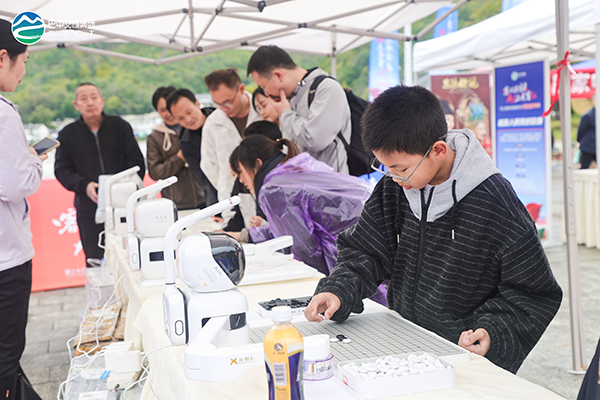 第二十三届四川光雾山国际红叶节“客从远方来 AI上光雾红”科技嘉年华举行_fororder_图片-5